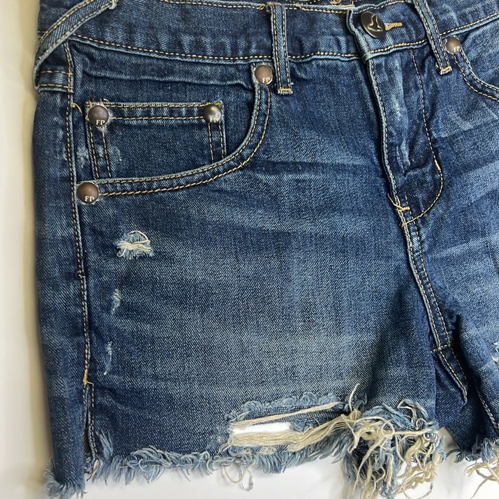 Free People Denim Shorts Cut Off Blue Fringe Edge Jean Boho - Picture 4 of 7
